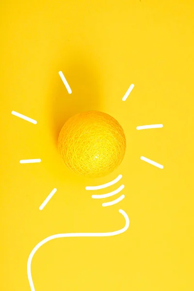 Велика Ідея Концепції Жовтою Кульковою Лампочкою Ізольовані Яскраво Жовтому Тлі — стокове фото