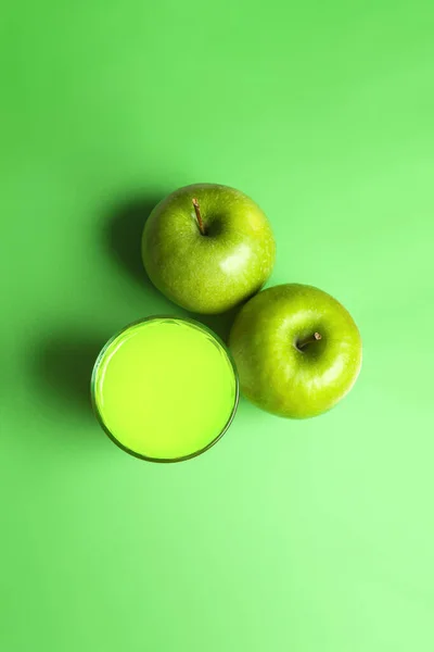 Vista Dall Alto Succo Mela Con Mele Sfondo Verde Concetto — Foto Stock