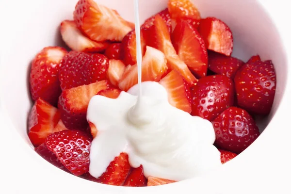 Apróra Vágott Szamóca Közelsége Természetes Joghurttal Fehér Alapon — Stock Fotó