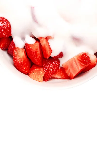 Närbild Hackade Jordgubbar Med Naturlig Yoghurt Vit Bakgrund Med Kopia — Stockfoto