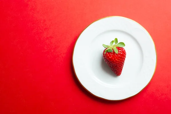 Fraise Isolée Sur Une Assiette Fond Rouge Espace Copie — Photo