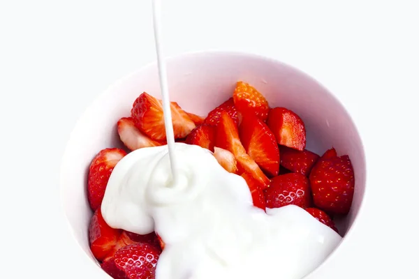 Close Chopped Strawberries Natural Yogurt White Background — Stock Photo, Image