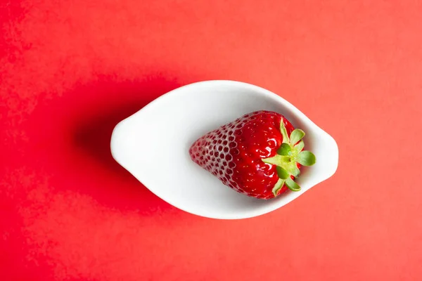 Vue Dessus Une Fraise Dans Bol Sur Fond Rouge Espace — Photo