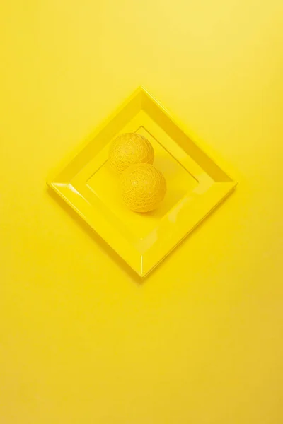 Moderní Žlutý Fotografický Rámeček Žluté Stěně Tvaru Diamantu Fotografií Dvou — Stock fotografie