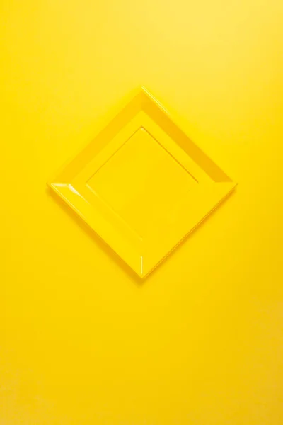 Žlutý Moderní Fotorámeček Žluté Stěně Tvaru Kosočtverce Kopírovat Prostor — Stock fotografie