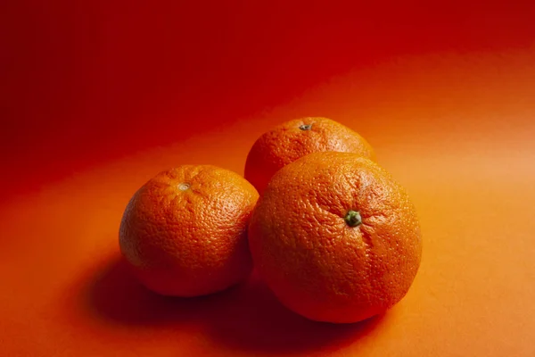 Sinaasappels Geïsoleerd Oranje Achtergrond Biologisch Voedsel — Stockfoto