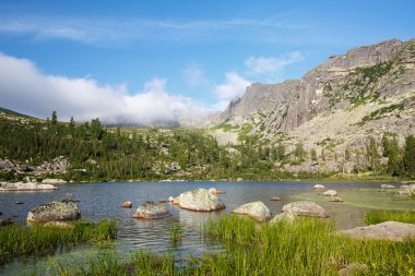 Rusya. Doğal park Ergaky. Göl Raduzhnoe.