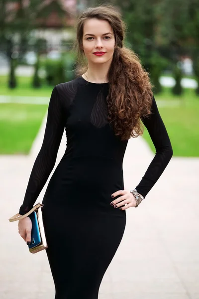 Senhora atraente em vestido de noite longa na rua — Fotografia de Stock