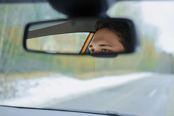 Reflexión del conductor en el espejo retrovisor — Foto de Stock