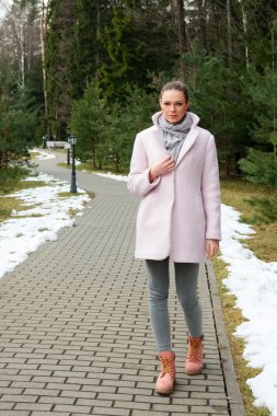 Pembe ceket orman yolu boyunca yürüyüş güzel kız 