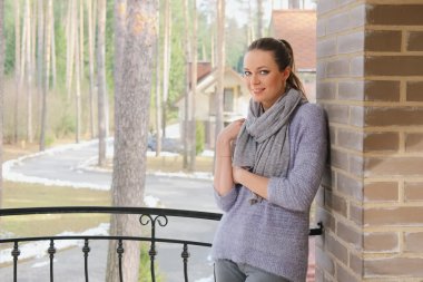 çekici Bayan Kazak ve Balkonda duran eşarp