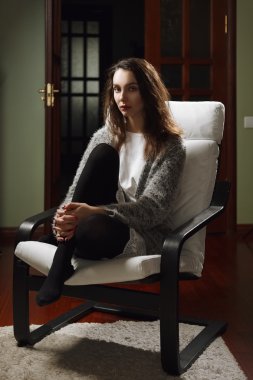 koltukta da, çapraz ayaklı oturan üzgün ve dumpish kızı