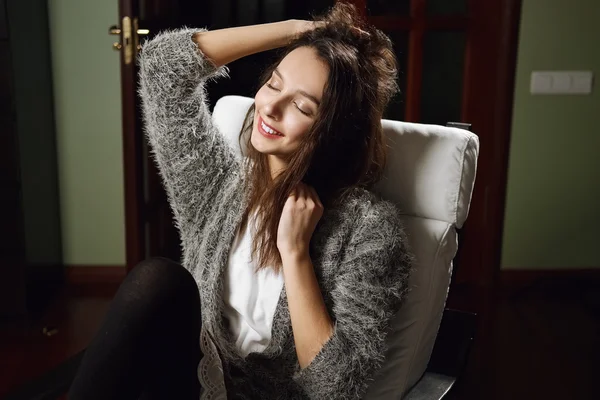 Encantadora menina brincando com seu cabelo — Fotografia de Stock