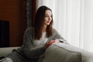 çok gülümseyen kadın pencereye karanlıkta arıyor