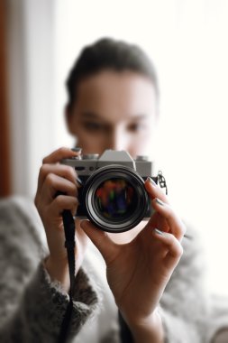 dışarı odak kızla wi yakınındaki kanepede onun elinde fotoğraf makinesi