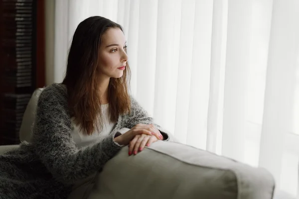 Jolie femme romane regardant vers la fenêtre dans l'obscurité — Photo