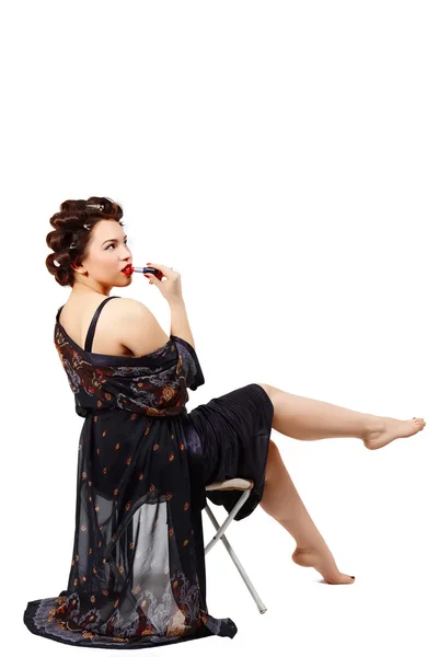 Pin Up Dame in Unterwäsche und Peignoir mit rotem Lippenstift — Stockfoto