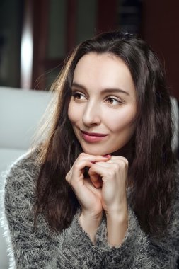 güzel kız onun çene ve dikkatle LIS yakınındaki elleriyle oturan