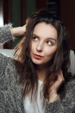 çekici kız saçları ile oynamak