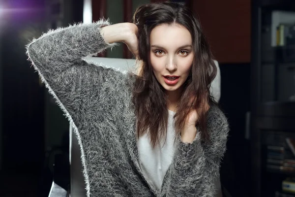 Affascinante ragazza giocando con i suoi capelli — Foto Stock