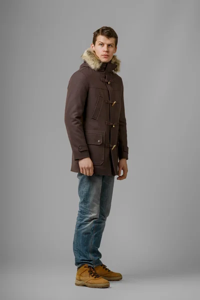 Hombre guapo en un abrigo — Foto de Stock