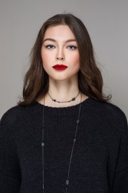 güzel model mükemmel cilt ve mat kırmızı dudaklar