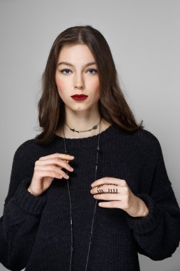 güzel model mükemmel cilt ve mat kırmızı dudaklar