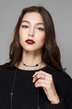 güzel model mükemmel cilt ve mat kırmızı dudaklar