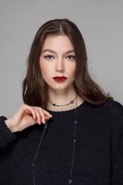 güzel model mükemmel cilt ve mat kırmızı dudaklar