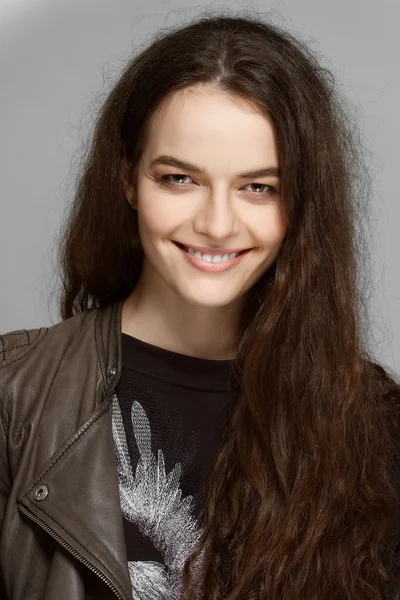 Retrato de menina bonita com pele limpa perfeita e fazer natural — Fotografia de Stock