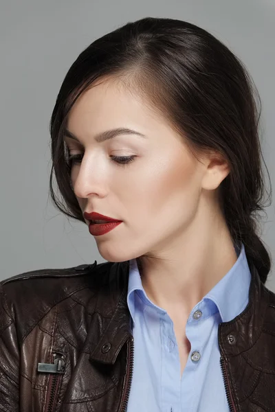 Güzel moda model tan makyaj ve mat kırmızı dudaklar ile — Stok fotoğraf