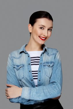 Güzel moda model tan makyaj ve mat kırmızı dudaklar ile