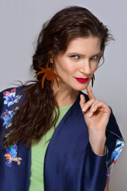 alaycı modeliyle mükemmel cilt ve kırmızı dudaklar 