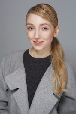 Pembe dudakları ve doğal makup taze genç moda model