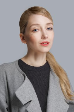 Pembe dudakları ve doğal makup taze genç moda model