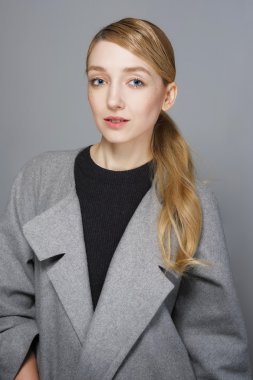 Pembe dudakları ve doğal makup taze genç moda model