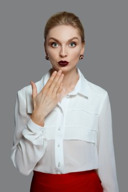 sürpriz kız. doğal makyaj, yeşil gözlü sarışın model bir