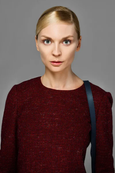 Modelo de moda bonita com makup natural em vestido de lã vermelha — Fotografia de Stock