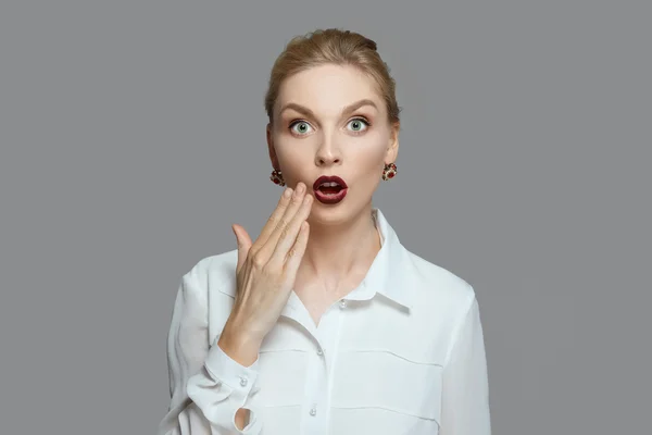 Mädchen überrascht. Blondes Model mit natürlichem Make-up, grünen Augen und roten Lippen. — Stockfoto