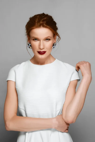 Elegante modello di moda con labbra opache rosse e orecchini di pietra preziosa — Foto Stock