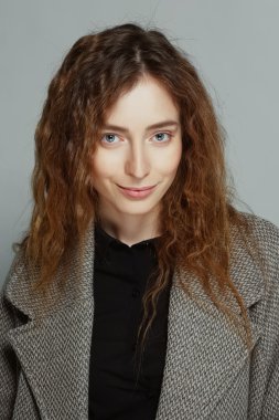 soluk modeli Kızıl saçlı ve taze doğal gün ışığı portresi 