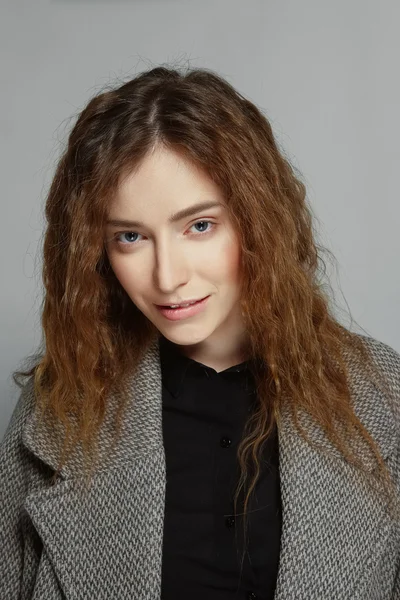 Daglicht portret van bleke model met rood haar en verse natuurlijke — Stockfoto