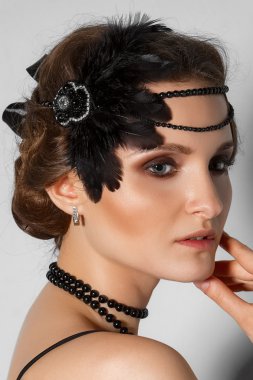 tüy saç ve PR siyah inci boncuk modelinin kafa vurdu