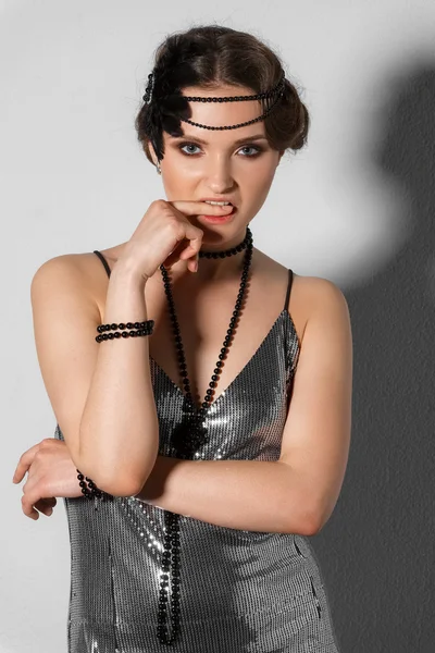 saç biti tüy ile retro tarzı gümüş tinsel elbise modeli