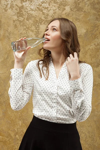 Attraktiva flicka med flaska vatten i hand — Stockfoto