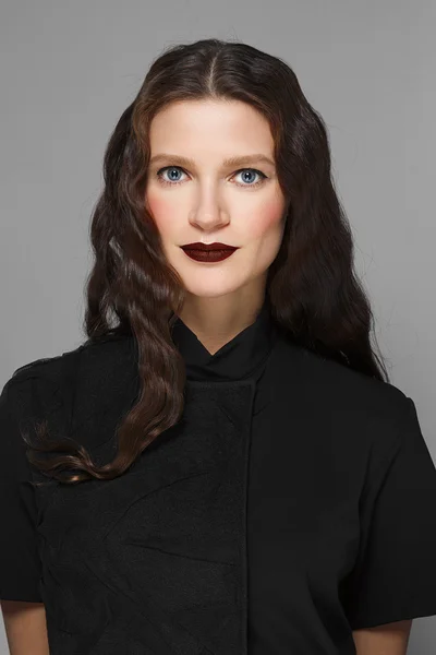 Portrét modelka s očima jako nebozezy. červené rty a b — Stock fotografie