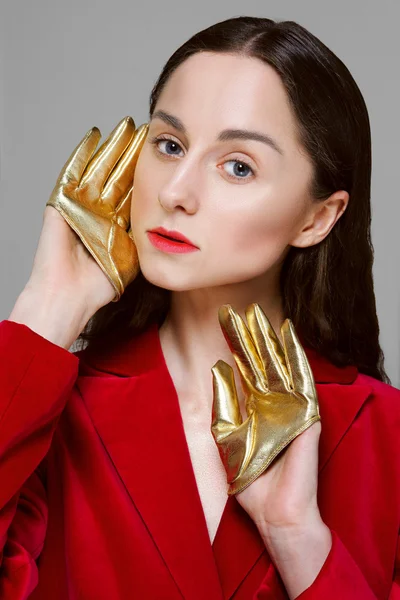 Ładna modelka w złote mini rękawice pozowanie — Zdjęcie stockowe