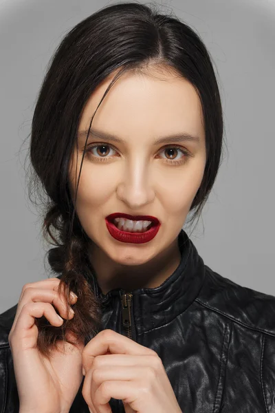 Chica encantadora jugando con su pelo y sonrisa. Labios rojos, bronceado —  Fotos de Stock