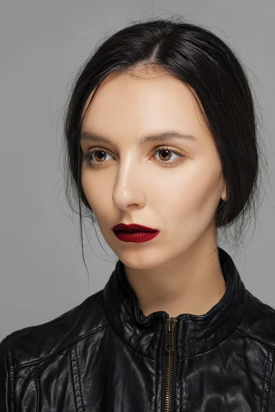 Hübsches Modemodel mit braunem Make-up und roten Mattenlippen — Stockfoto
