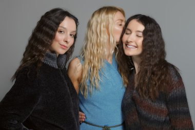 Dedikoducu kız. Bayanlar görüşmeler.